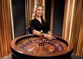 Antarmuka meja Texas Poker uranustoto di layar ponsel dengan kartu dan tombol taruhan